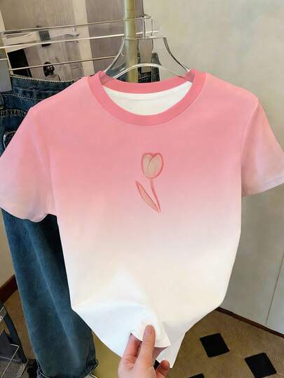Estilo de moda talla grande vendido, camiseta de manga corta con tulipán rosa degradado dulce para adolescentes, estilo de nicho para un look de compras de primavera y verano a la moda