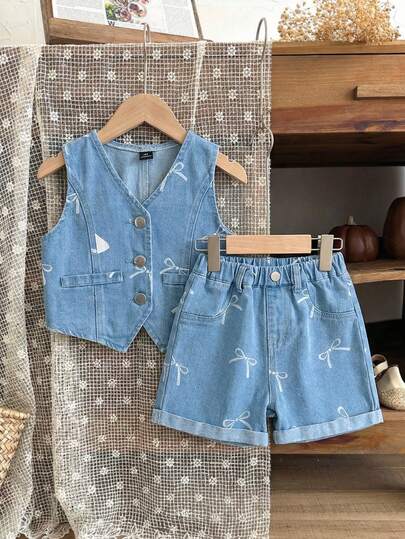 2pcs/Set Young Girls' Light-Wash Casual Bowknot Printed Denim Vest & Relaxed Fit Jeans, Made Of Lightweight Soft Cotton Denim, Fashionable Must-Have For Girls, Suitable For Spring/Summer Wear, Casual OOTD, Outing, Party, 2026 Autumn New Arrival