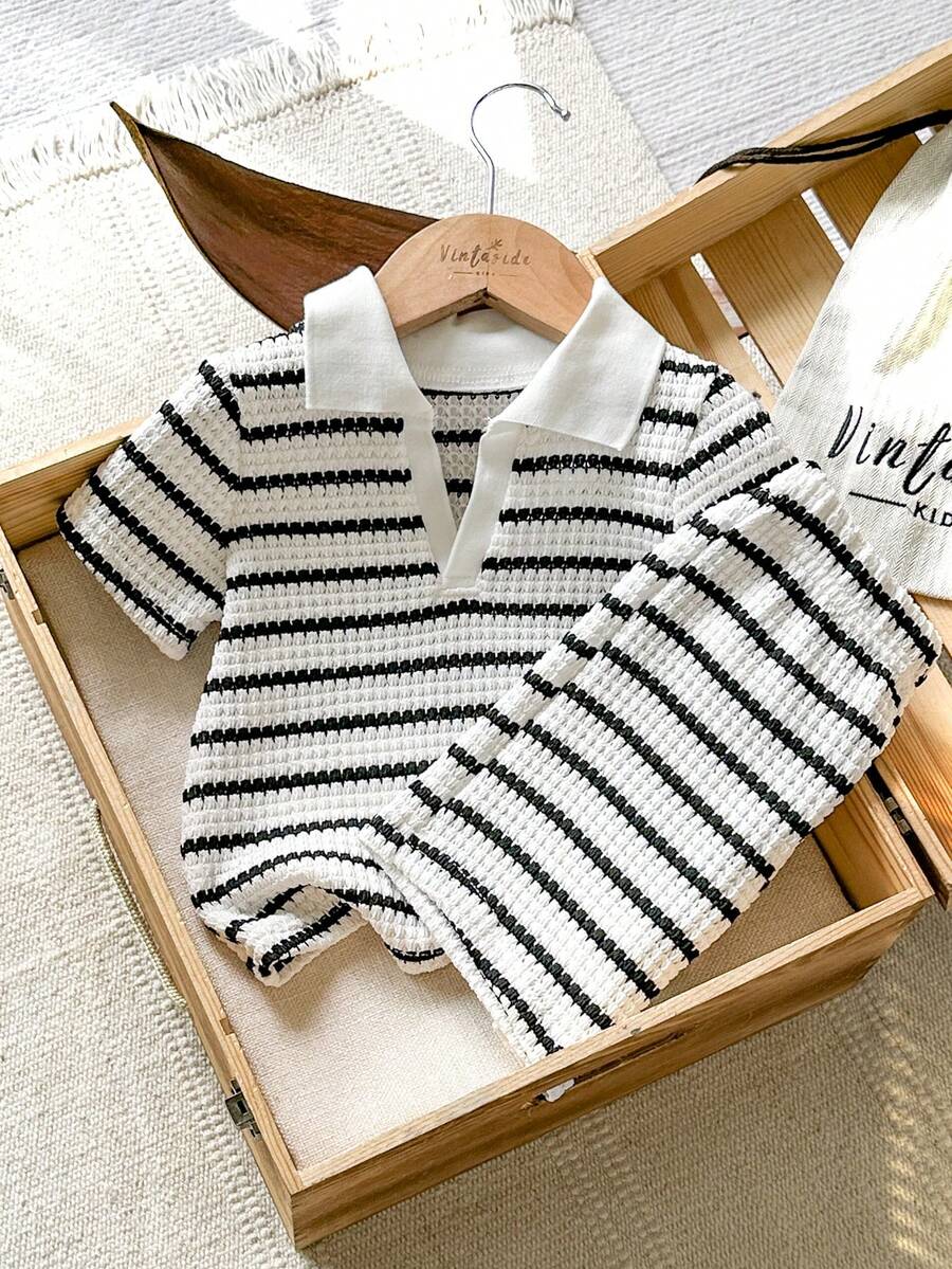 SHEIN Vintaside Kids Bộ 2 món đồ cho bé trai, gồm áo polo cổ bẻ phối sọc tương phản, kiểu dáng retro, thích hợp cho các hoạt động ngoài trời, mặc thường ngày, thể thao, tiệc tùng, giúp bé thể hiện sự năng động và cá tính. - Đen và trắng - Xem 1
