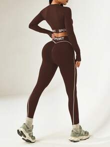 Dewbera 两件套女士无缝撞色条纹字母印花弹力腰瑜伽运动长袖上衣（带拇指孔）和紧身裤运动套装 - 咖啡棕 - 查看 2