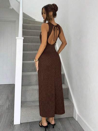 Siren Gaze فستان طويل أنيق للنساء مع فتحة ظهر وتفاصيل ربطة، بدون أكمام وبتصميم ضيق مناسب لحفلات المساء، فستان ماكسي أنيق للنساء بدون ظهر مع قماش متجعد وتصميم ربطة خلفية مناسب للمناسبات الخاصة، فستان خزان ضيق أنيق للنساء باللون البني مع تنورة طويلة مطوية وفتحة ظهر وتفاصيل فيونكة، فستان بني طويل أنيق للنساء