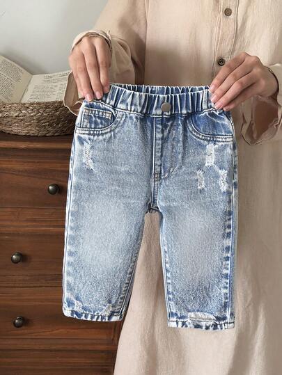 Quần jean denim cho bé gái, kiểu dáng giản dị và dễ thương, chi tiết thanh lịch với điểm nhấn rách nhẹ, ống quần thẳng, cạp chun co giãn, chất liệu denim cotton thoải mái, phù hợp mặc hàng ngày, ở nhà, đi du lịch, hàng mới về năm 2026.