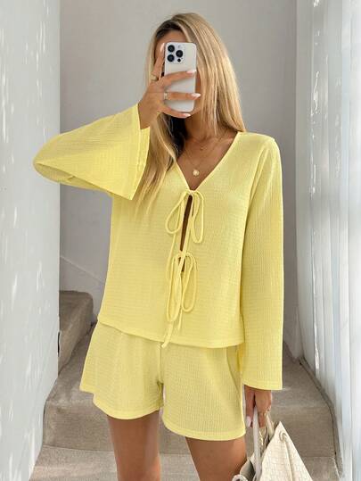 Easowa 两件套女士米黄色套装，喇叭袖系带上衣搭配带口袋的松紧腰短裤，适合浪漫假期、浪漫约会、法式度假、乡村度假、海滩度假以及日常休闲穿着。