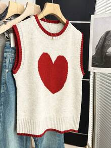 SHEIN Franclia 新款燕麦色撞色爱心针织背心，圆领配红色滚边，宽松版型，柔软针织面料，撞色爱心提花图案，无袖设计，青春甜美风，复古爱心元素，适合春季叠穿、校园、约会、日常穿着，百搭单品，爱心元素增添活力，撞色吸睛，宽松版型修身，展现韩系软妹风的慵懒气质，内搭衬衫更添甜美，搭配百褶裙打造极致甜美造型，搭配牛仔裤则可打造甜美酷炫的组合。 - 米色 - 查看 6