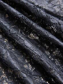 Aveloria Modichic Đầm satin đen trơn, lệch vai, xếp ly ở gấu đầm, phối ren tương phản, thiết kế thanh lịch cổ điển sang trọng, không tay. - màu đen - Xem 7