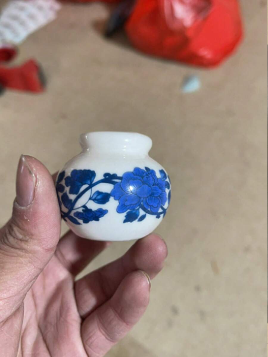 1 ultra-mini blau-weiße Porzellanvase (4,5 * 4 * 2,5 cm, etwa die Länge von zwei Zeigefingern erwachsener Personen; bitte nicht kaufen, wenn dies ein Problem darstellt) - glasierte Keramikvase, Heimdekoration, chinesischer Stil dunkelblau Vase, geeignet als Tischdekoration. - Verschiedenfarbig - Übersicht 1