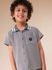 SUMWON Set coordinato casual da ragazzo con camicia a maniche corte a righe con colletto e pantaloncini abbinati, con chiusura a bottoni - Grigio - Visualizzare 5