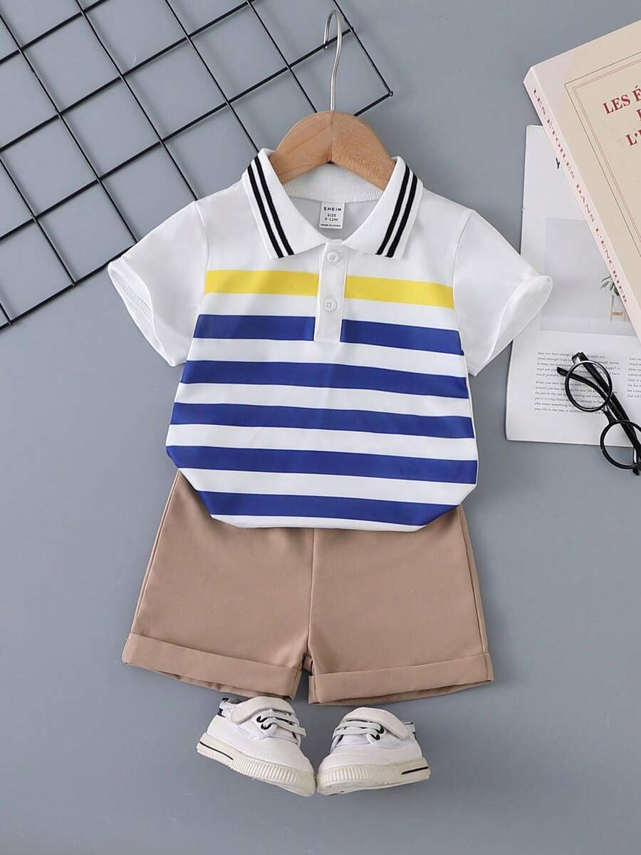 SHEIN Playful Pals 两件套幼儿男童蓝白条纹短袖Polo衫和卡其色短裤套装。采用优质面料，舒适亲肤。Polo衫配有黑色滚边领，短裤采用弹性腰带设计，活动自如。时尚条纹设计，适合6个月至3岁儿童日常穿着、学校活动和家庭聚会。短袖套装，男童套装，婴幼儿套装。 - 彩色 - 查看 1