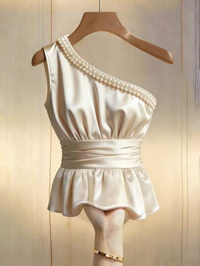 Franclia 缎面仿珍珠装饰不对称肩部设计无袖褶皱荷叶边修身衬衫，轻盈奢华，尽显淑女风范，适合约会、派对等场合；不对称肩部设计，优雅法式风情短款上衣，夏季必备