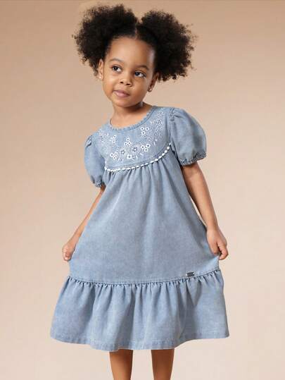 SUMWON 女童浅蓝色刺绣花卉泡泡袖高腰层叠中长连衣裙，饰有白色滚边细节