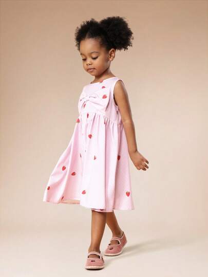 SUMWON 可爱无袖条纹草莓印花修身A字中长连衣裙，适合小女孩春夏休闲玩耍穿着