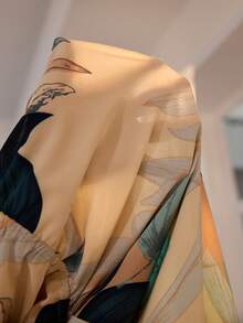 SHEIN Bata de mujer con estampado de hojas, cuello en V y cintura ceñida, de manga corta - Multicolor - Ver 3