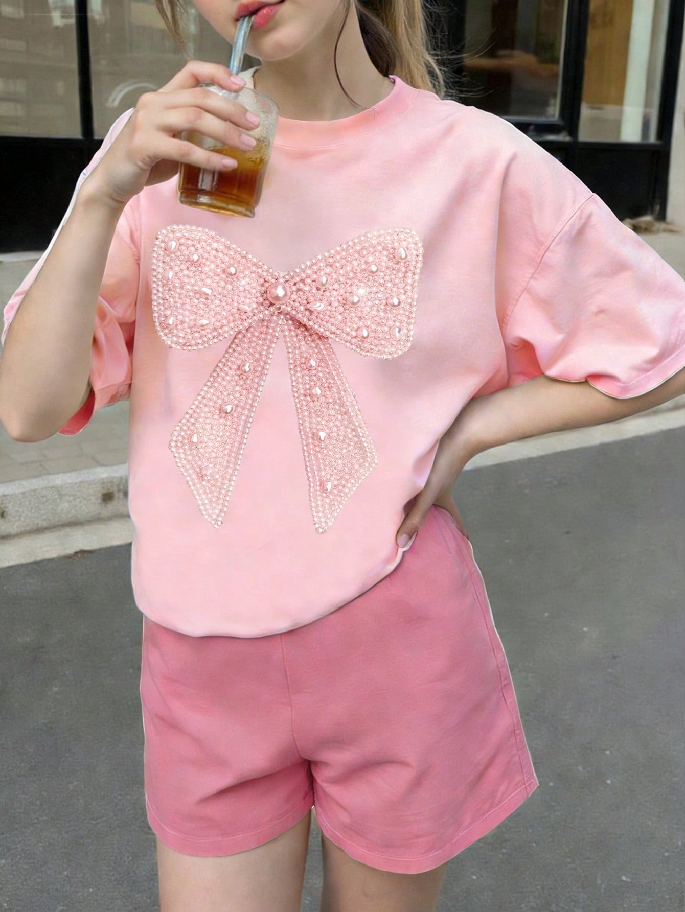 قميص قصير وردي أساسي مريح مزين برسومات وفصوص زخرفي...