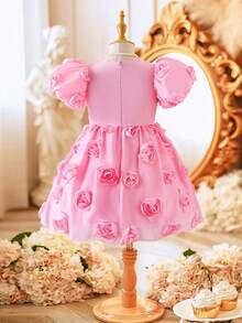 SHEIN Genkimix Kids Vestido de festa infantil com mangas em formato de pétala e detalhe floral, cintura franzida, elegante vestido de tule com flores para meninas, para todas as estações. - Rosa - Ver 2