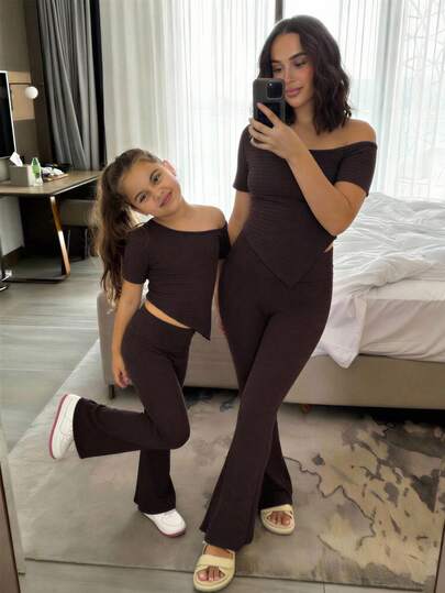 少女春夏度假休闲优雅不对称露肩上衣和修身喇叭裤针织纹理T恤套装