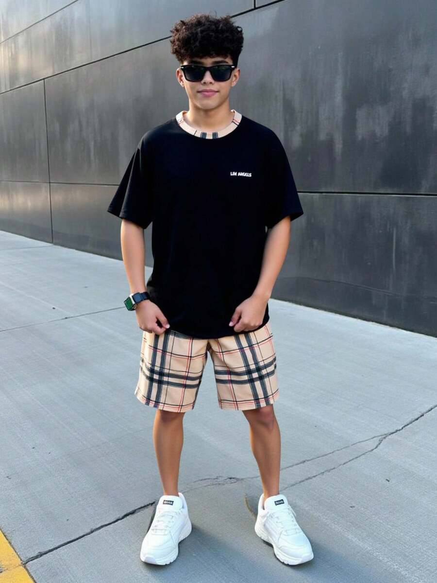 SHEIN 2件套青少年男童休闲字母印花领短袖T恤和格子图案短裤套装,适合通勤、上学、日常休闲穿着、运动、春夏穿着。 - 彩色 - 查看 1