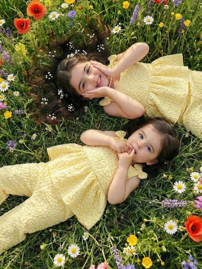 Souflis Souflis 女婴可爱休闲简约春夏黄色纯色纹理编织面料吊带背心和阔腿裤套装，设计简约时尚，融入3D蝴蝶结肩部装饰和荷叶边下摆等可爱元素，非常适合宝宝日常穿着、外出或轻松的家庭聚会。