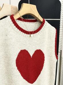 SHEIN Franclia 新款燕麦色撞色爱心针织背心，圆领配红色滚边，宽松版型，柔软针织面料，撞色爱心提花图案，无袖设计，青春甜美风，复古爱心元素，适合春季叠穿、校园、约会、日常穿着，百搭单品，爱心元素增添活力，撞色吸睛，宽松版型修身，展现韩系软妹风的慵懒气质，内搭衬衫更添甜美，搭配百褶裙打造极致甜美造型，搭配牛仔裤则可打造甜美酷炫的组合。 - 米色 - 查看 4