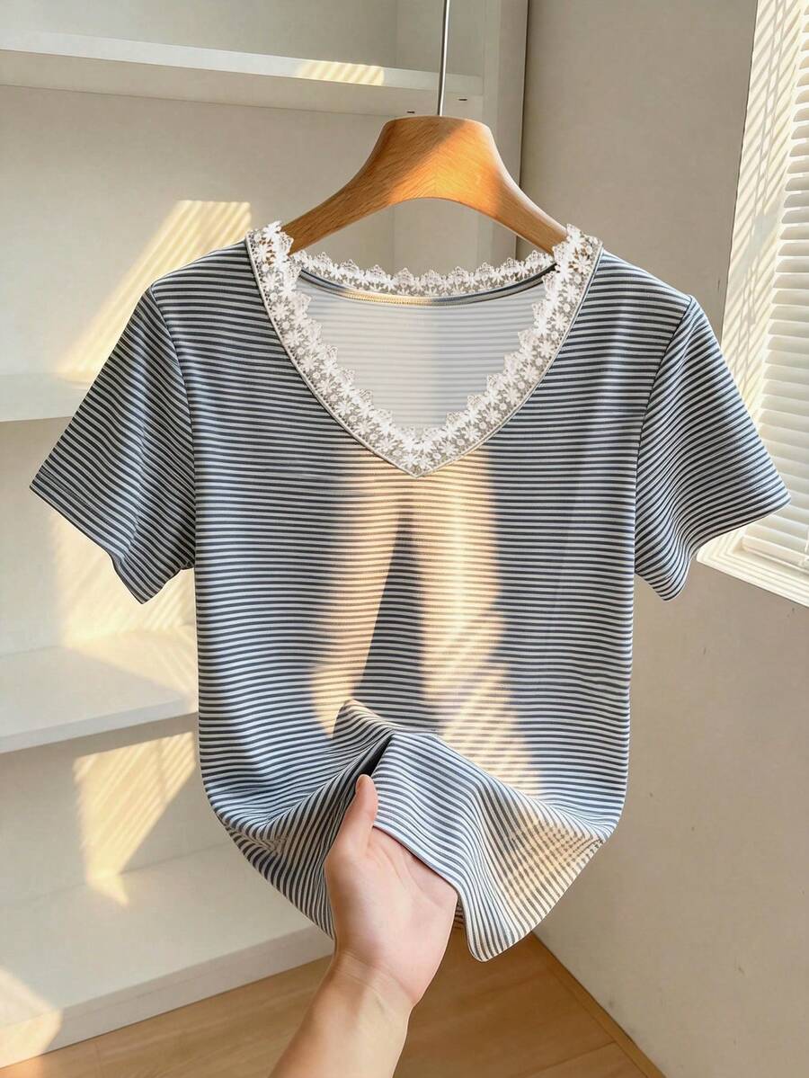 Resyla 时尚简约女士修身V领蕾丝领T恤，送朋友的礼物 - 白色 - 查看 1