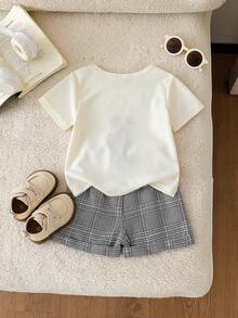 SHEIN Playful Pals 2件套婴儿幼儿男童休闲可爱卡通熊印花宽松短袖T恤和黑色短裤套装，适合日常穿着、户外玩耍、亲子活动、假日旅行。格子图案男童休闲短袖夏季套装，泰迪熊图案上衣，男童夏季套装，适合婚礼、迎婴派对、洗礼和一周岁生日庆祝等场合，也是送给宝宝的节日礼物。 - 白色 - 查看 2