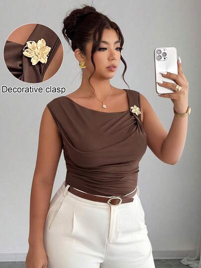 Elenzga 大码不对称领口无袖连体衣，饰有金属装饰