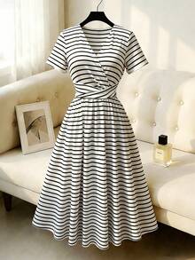 Franclia 春夏新款复古条纹超弹力V领扭腰修身连衣裙，设计感十足，复古休闲风格，适合日常、通勤、度假、派对等各种场合。 - 黑與白 - 查看 1