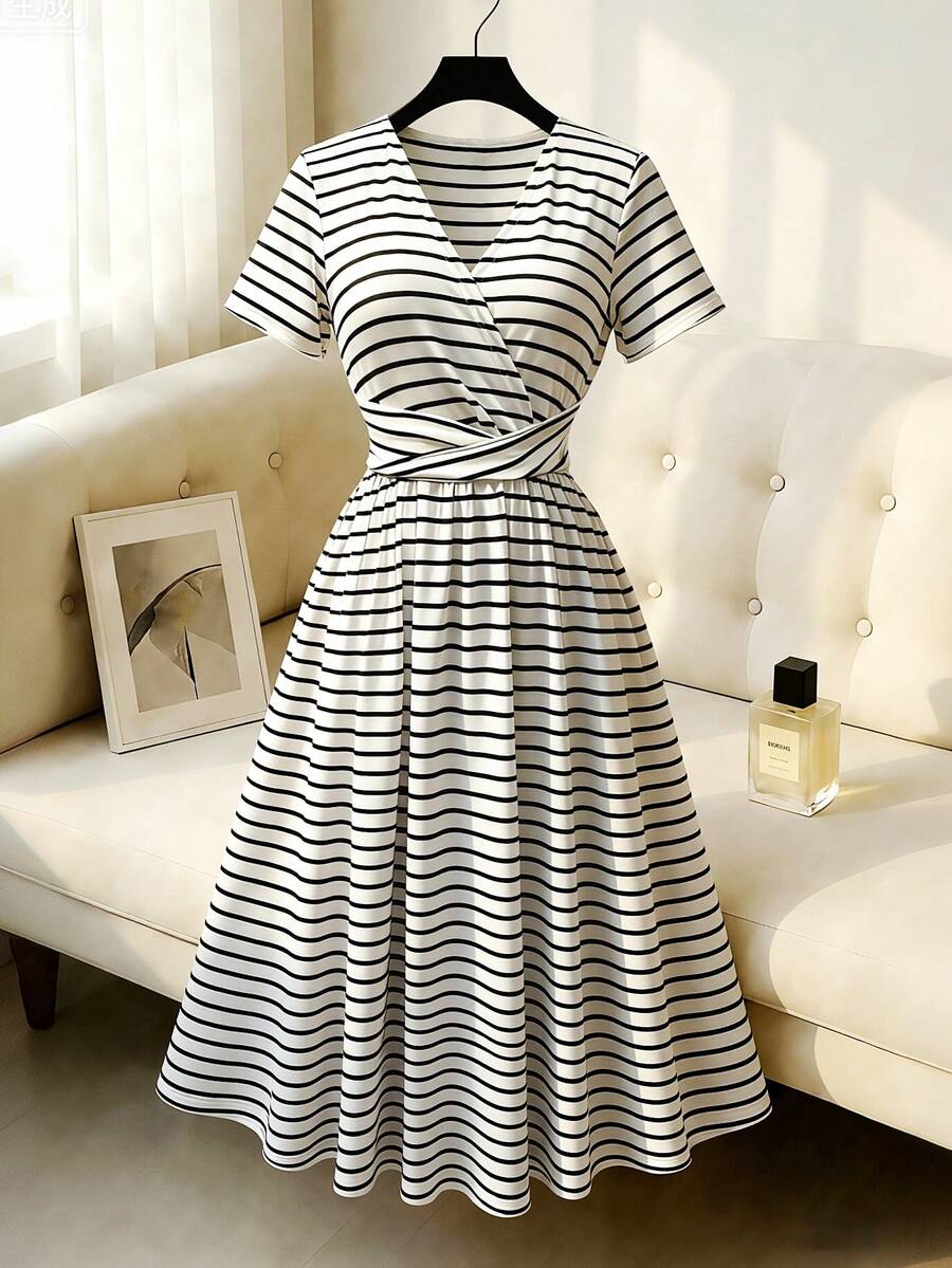 Franclia 春夏新款复古条纹超弹力V领扭腰修身连衣裙，设计感十足，复古休闲风格，适合日常、通勤、度假、派对等各种场合。 - 黑與白 - 查看 1