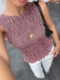 Siren Gaze Blusa feminina rosa xadrez com detalhe franzido na barra e sem mangas, estilo casual de verão. Blusa xadrez com decote redondo e corpete franzido. Blusa xadrez , blusa xadrez, blusa casual de verão, blusa com decote quadrado, blusa rosa, looks de verão para mulheres, look de praia para mulheres, blusa para sair, looks de férias para mulheres, look casual para mulheres.