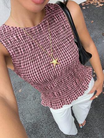 Siren Gaze Blusa feminina rosa xadrez com detalhe franzido na barra e sem mangas, estilo casual de verão. Blusa xadrez com decote redondo e corpete franzido. Blusa xadrez , blusa xadrez, blusa casual de verão, blusa com decote quadrado, blusa rosa, looks de verão para mulheres, look de praia para mulheres, blusa para sair, looks de férias para mulheres, look casual para mulheres.