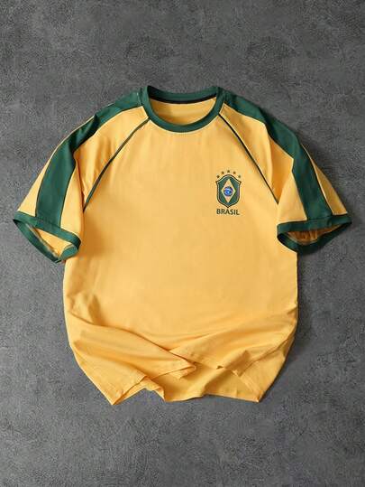 PAVTROS 这款男士宽松插肩袖T恤，采用黄色足球球衣设计，袖口和领口饰有绿色和黄色滚边，左胸印有绿色队徽，背面印有醒目的绿色“BRASIL”字样和黄色数字“7”。适合运动、休闲、日常穿着、返校季等各种场合，也是送给男友、丈夫或情侣的绝佳礼物。黄色男士T恤
