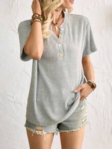 女士休闲纹理T恤，浅灰色罗纹华夫格针织面料，饰以彩色纽扣，是夏季度假的理想之选。也适合作为女士户外穿着、优雅上衣和夏季休闲装。夏季短袖休闲针织衫。 - 淺灰色 - 查看 3