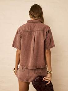 Aralina Áo sơ mi denim tay ngắn màu xuân, trang phục mùa hè cho nữ, quần áo kiểu phương Tây cho nữ, dáng rộng thoải mái, chất liệu denim mềm mại, viền thô, hai túi, phong cách đường phố, chi tiết cúc phía trước, áo cơ bản. - Gỗ đỏ - Xem 2