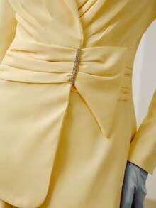 ZEYLAH BLAZER PARA MUJER CON PLIEGUES PLEGADOS Y DECORACIÓN DE LAZO, PARA PRIMAVERA Y VERANO - Amarillo - Ver 2