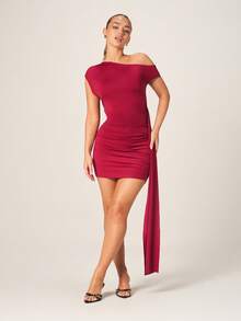 MISSGUIDED Asymmetrisches Bodycon-Minikleid mit geraffter Taille und seitlichem Draperie-Akzent für Partys und Abende - Rot - Übersicht 1