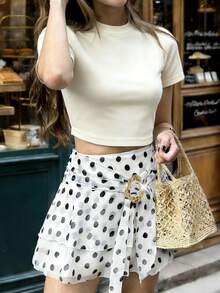 Franclia 女士黑白波点中长裙，早春新款法式雪纺低腰波点中长裙。饰有独特的金色金属扣，配有缎带腰带，以及修身A字层叠裙摆。这款法式复古黑白波点裙，适合日常穿着、约会和通勤——百搭单品。 - 黑與白 - 查看 4