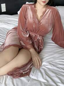 Dazy Plus Áo choàng dài dáng rộng, chất liệu nhung phối ren tương phản, cổ chữ V, thắt eo, thanh lịch, cỡ lớn dành cho nữ, thích hợp cho mùa xuân/thu. - Hồng - Xem 4