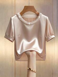 GlowEve CURVE 大码女式优雅亮面夏季衬衫，领口饰有珍珠，适合办公室、约会、毕业典礼、节日、情人节、音乐节、母亲节、万圣节、感恩节、复活节、国庆节、舞会、派对、婚礼季、户外活动等场合。 - 杏色 - 查看 7