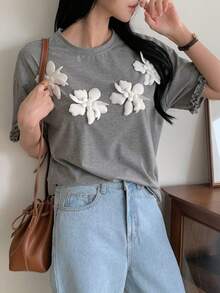 DAZY 女士休闲宽松圆领T恤，饰有3D立体花卉图案，适合春夏、情人节、办公穿着 - 灰色 - 查看 4
