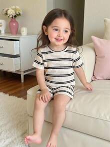 SHEIN Playful Pals 女嬰黑白條紋夏季休閒度假短袖圓領T恤與鬆緊腰短褲套裝，柔軟面料旅行穿搭 - 黑與白 - 查看 8