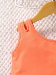 SHEIN Setelan 2 Potong untuk Liburan Anak Perempuan: Atasan Camisole Leher Asimetris Warna Polos dan Celana Panjang Lebar Motif Tropis - Jeruk - View 9