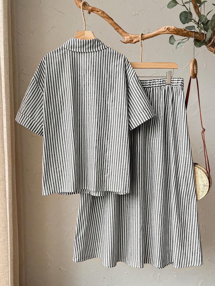 2pc Set Plus Size Women's Summer Casual Vacation Country Black And White Striped Blouse Shirt Top And Skirt 2 Piece Set With Pockets,Summer Holiday,Spring Break Outfits ,Vacation Outfits Women ,Holiday Outfits For Women,Going Out Outfits,2026 New Clothes,Simple And Fashionable For Everyday Wear, Striped Two Piece Set, Shirt And Skirt Set, Two Piece Set Women Short Sleeve,Summer Skirt Sets, Summer Outfit Set For Women, Skirts Sets,Suitable For Summer, Vacation, Commute, Daily Wear