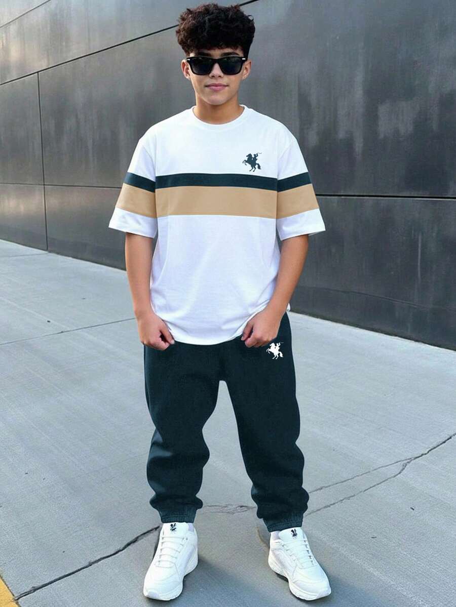 SHEIN 青少年男孩休閒極簡馬標誌美式復古拼色T恤與長褲套裝,青少年男孩夏季街頭風畢業返校運動風穿搭 - 彩色 - 查看 1