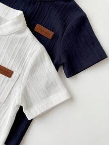 2 chiếc áo sơ mi cổ tàu cho bé trai, chất liệu vải dệt họa tiết, cài cúc phía trước, có túi ngực và logo chữ cái, thích hợp cho mùa xuân/hè, size 6 tháng-3 tuổi. - Nhiều màu - Xem 3