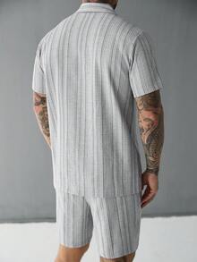 SLATEMANN Set da uomo composto da camicia a righe con bottoni e pantaloncini corti (set da 2 pezzi), un outfit casual jacquard da uomo, adatto per vacanze, spiaggia, uso casual quotidiano e abbigliamento estivo, comodo e versatile. - Grigio - Visualizzare 2