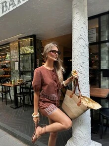Serisse 2 Peças Conjunto de Top com Detalhe de Bordado e Amarração na Frente com Manga Pétalas e Shorts para Férias de Verão Feminino - Café - Visão 6