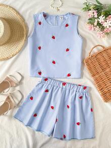 SHEIN Conjunto informal de 2 piezas de niña preadolescente para vacaciones, con parte superior de tirantes con volantes y lazo en la espalda, y shorts, con bordado de fresa y rayas azules y blancas - Azul - Ver 3