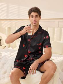Herrpyjamaset i satin med hjärtmönster, krage och shorts, svart bakgrund - Svart - Visa 5