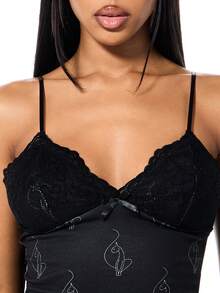 BABYPHAT 缎面吊带背心，饰有精致蕾丝边，配有可调节肩带，适合叠穿和休闲装扮。 - 黑色 - 查看 6