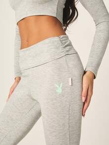 Missguided x Playboy 舒适长袖船领露脐上衣和喇叭裤睡衣套装，适合居家休闲穿着 - 灰色 - 查看 4