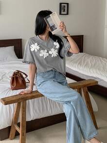 DAZY 女士休闲宽松圆领T恤，饰有3D立体花卉图案，适合春夏、情人节、办公穿着 - 灰色 - 查看 9